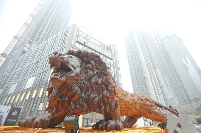 世界上最大的木雕狮子出现在中国，22名雕刻师耗时三年多完成_缅甸