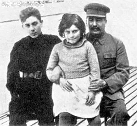 斯大林死后，他的女儿叛逃美国，这位苏联公主却在异国受尽冷眼！