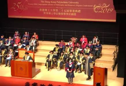 有骨气！香港理工大学校长拒绝与戴口罩毕业生握手