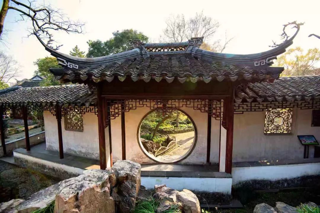 《中国园林史》中将宋代文人园林的风格特点概括为简远,疏朗,雅致