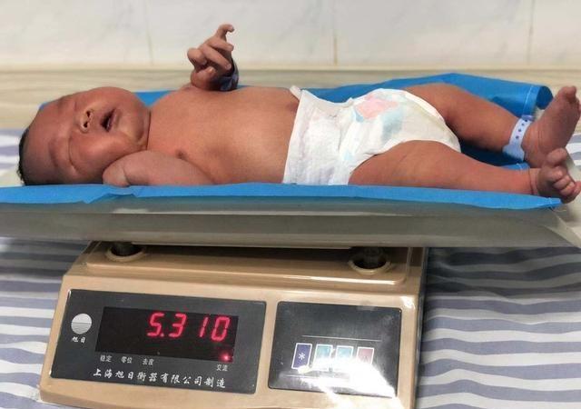 【靓妈美娃】刚出生的婴儿，理想的体重不是8斤8两，而是这个数，说明发育很好