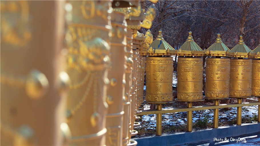 原创             只有到了肃南旅行，才能看到世界最大转经筒，巨型转轮镀着金箔