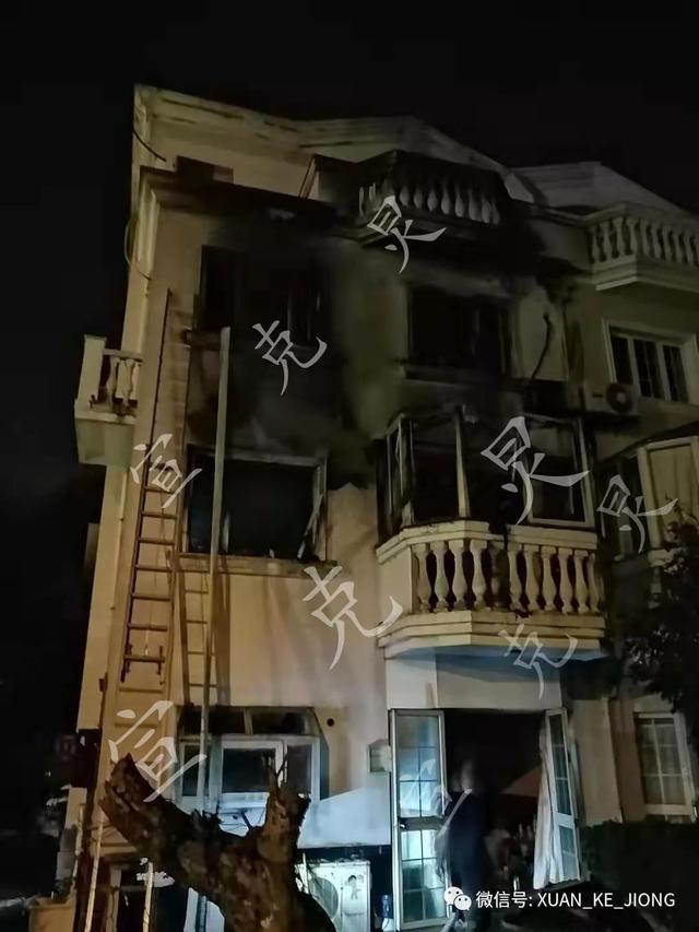 KK体育申晨间 别墅烧成了别野！上海一栋超千万元的别墅被烧毁2人骨折1人灼伤(图1)