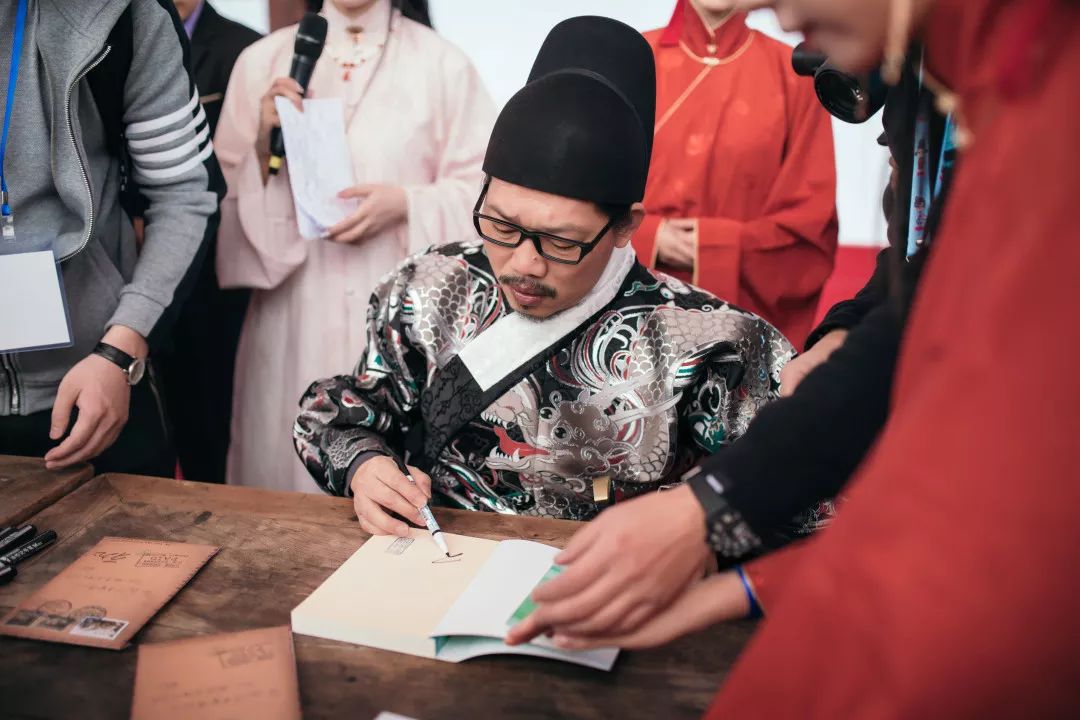 活动发起人方文山携西塘汉服文化周系列丛书作者,坐镇主会场,举办签售