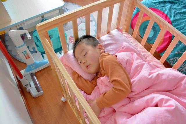 阿狸桃子兔■婴儿床买还是不买？小米生态链贝影随行宝宝床拆装体验，售299元
