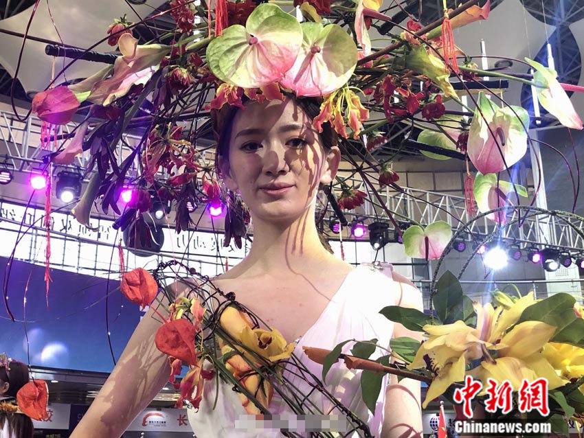 花草之美,灵动自然;人体之美,端庄雅淡.