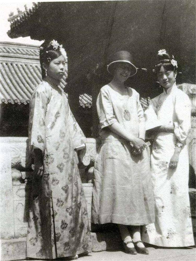 达斡尔族,正白旗,于1922年12月1日嫁给末代皇帝溥仪,成为了清朝史上