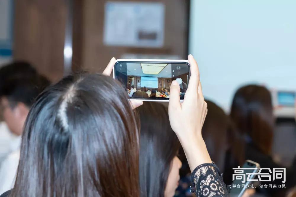 看美剧,打扑克,演小品!别笑,我们是来谈判的!