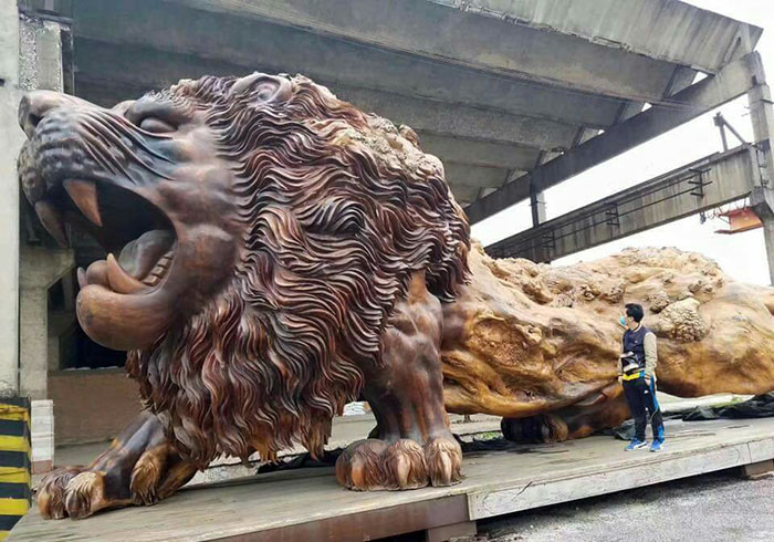 世界上最大的木雕狮子出现在中国，22名雕刻师耗时三年多完成_缅甸