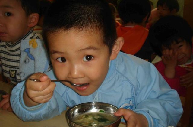 「春龙和宝宝」别再给娃喝骨头汤了！儿科医生：天然“增高剂”，每家都有