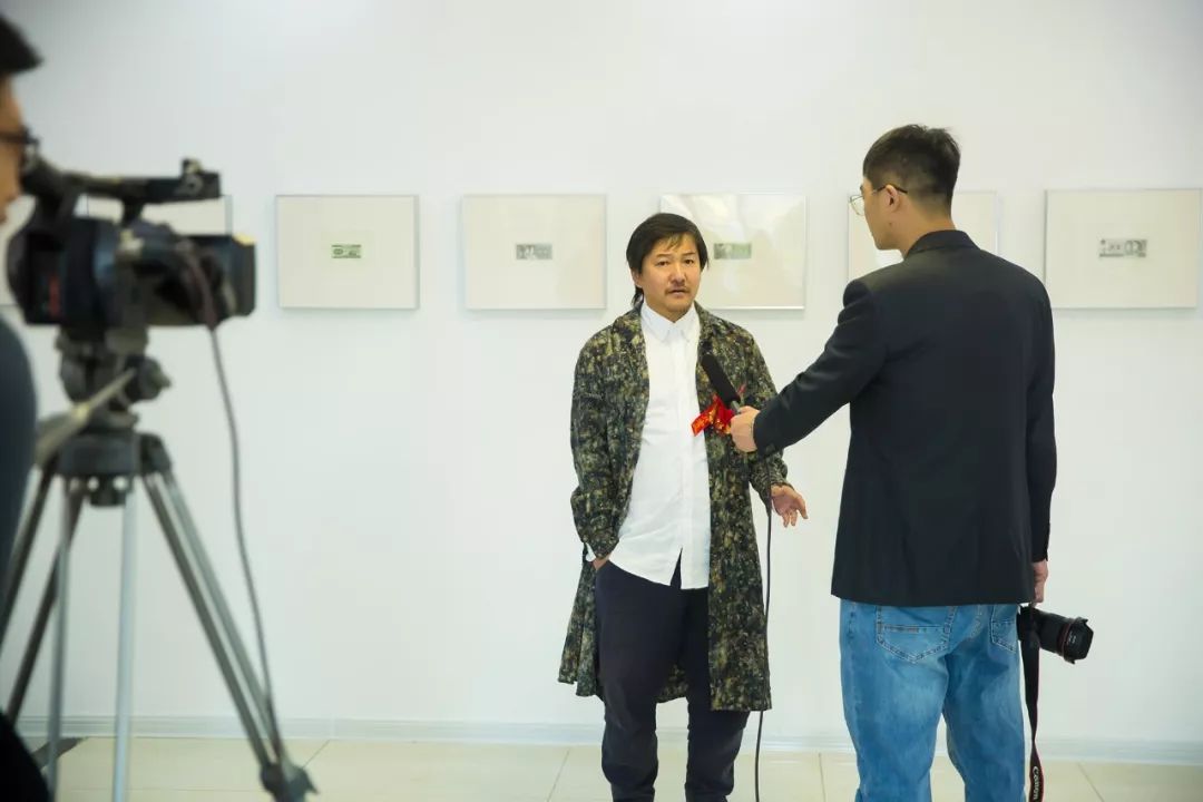 艺术家信王军接受寿光电视台采访展览现场艺术家王钟作品《游泳的人》