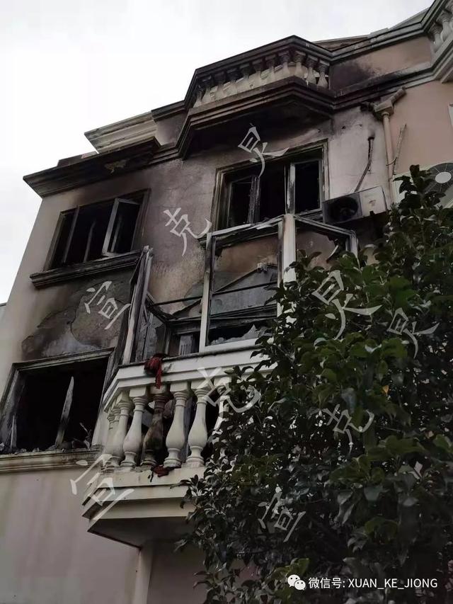 KK体育申晨间 别墅烧成了别野！上海一栋超千万元的别墅被烧毁2人骨折1人灼伤(图3)