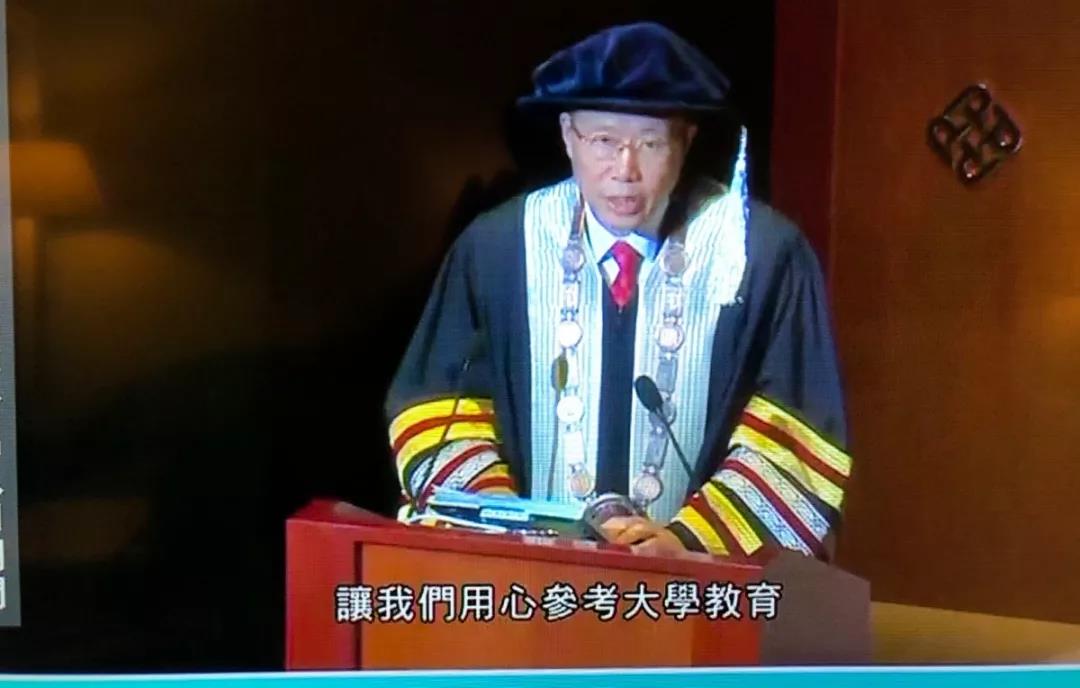 有骨气！香港理工大学校长拒绝与戴口罩毕业生握手