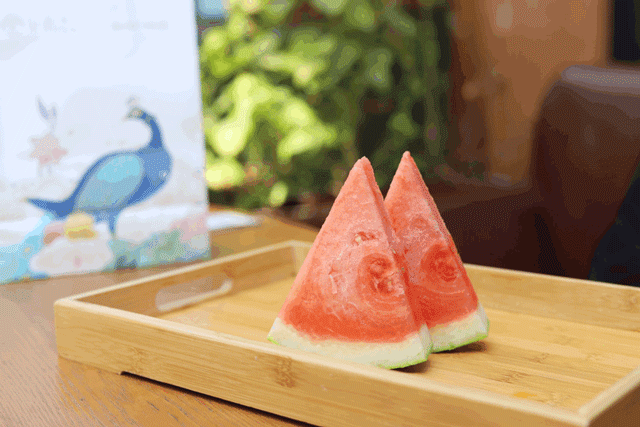 芝士瓜瓜喝起来就像一口一口吃掉西瓜一样,带着点沙沙的口感.