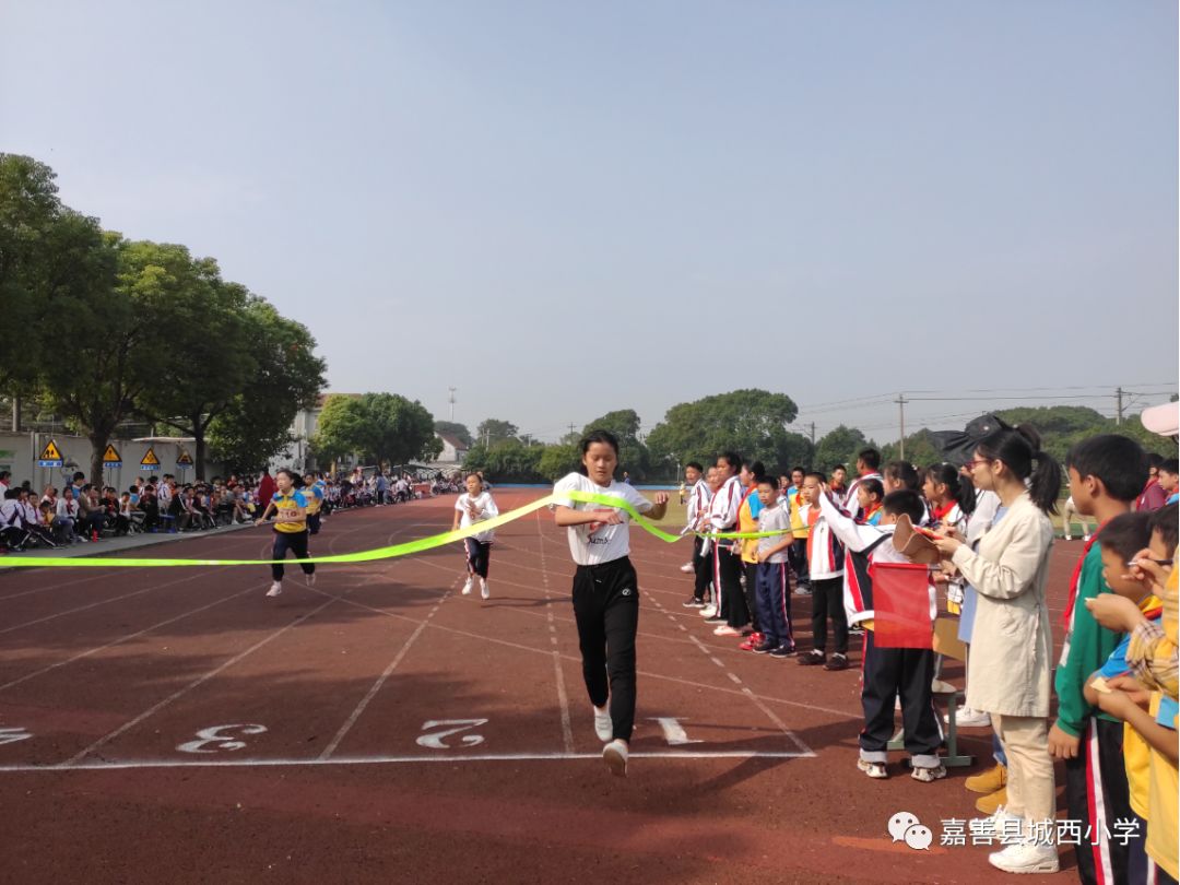 今天我们驰骋在绿茵操场上记嘉善县城西小学2019学年第四十届秋季运动