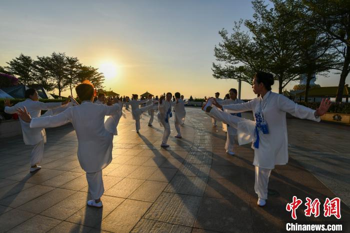 世界太极文化旅游节开幕 千人三亚南山打太极