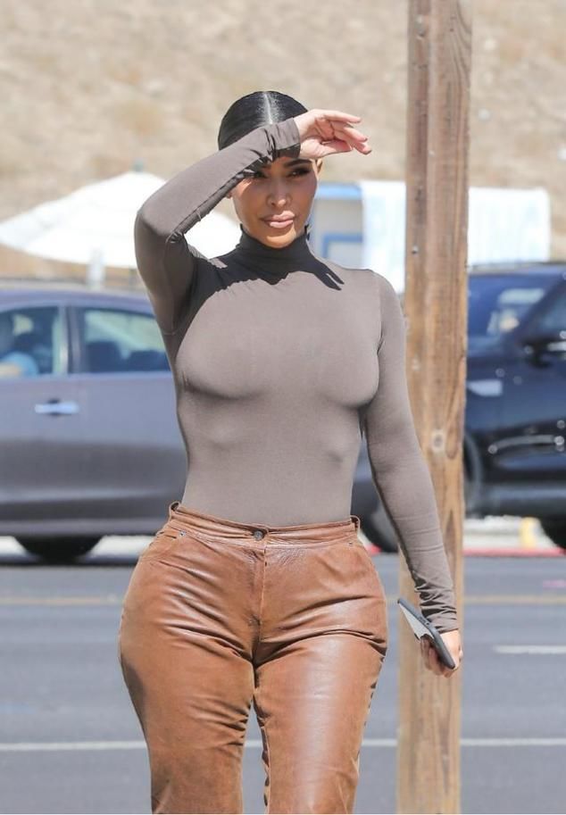 金·卡戴珊紧身打底配喇叭裤,丰腴身材太抢镜!