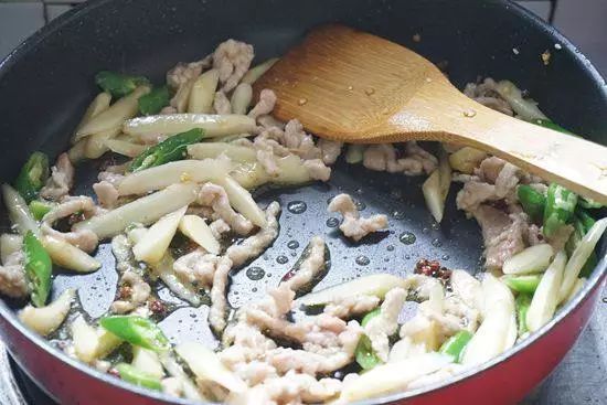 炒肉丝怎样不粘锅 b7f65a47372b4e4fa4eb216eac076099.jpeg
