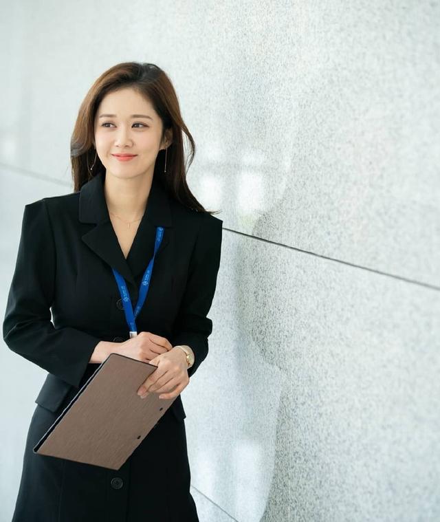 张娜拉你都不会老吗?一身西装也挡不住的少女感,这状态我真的服