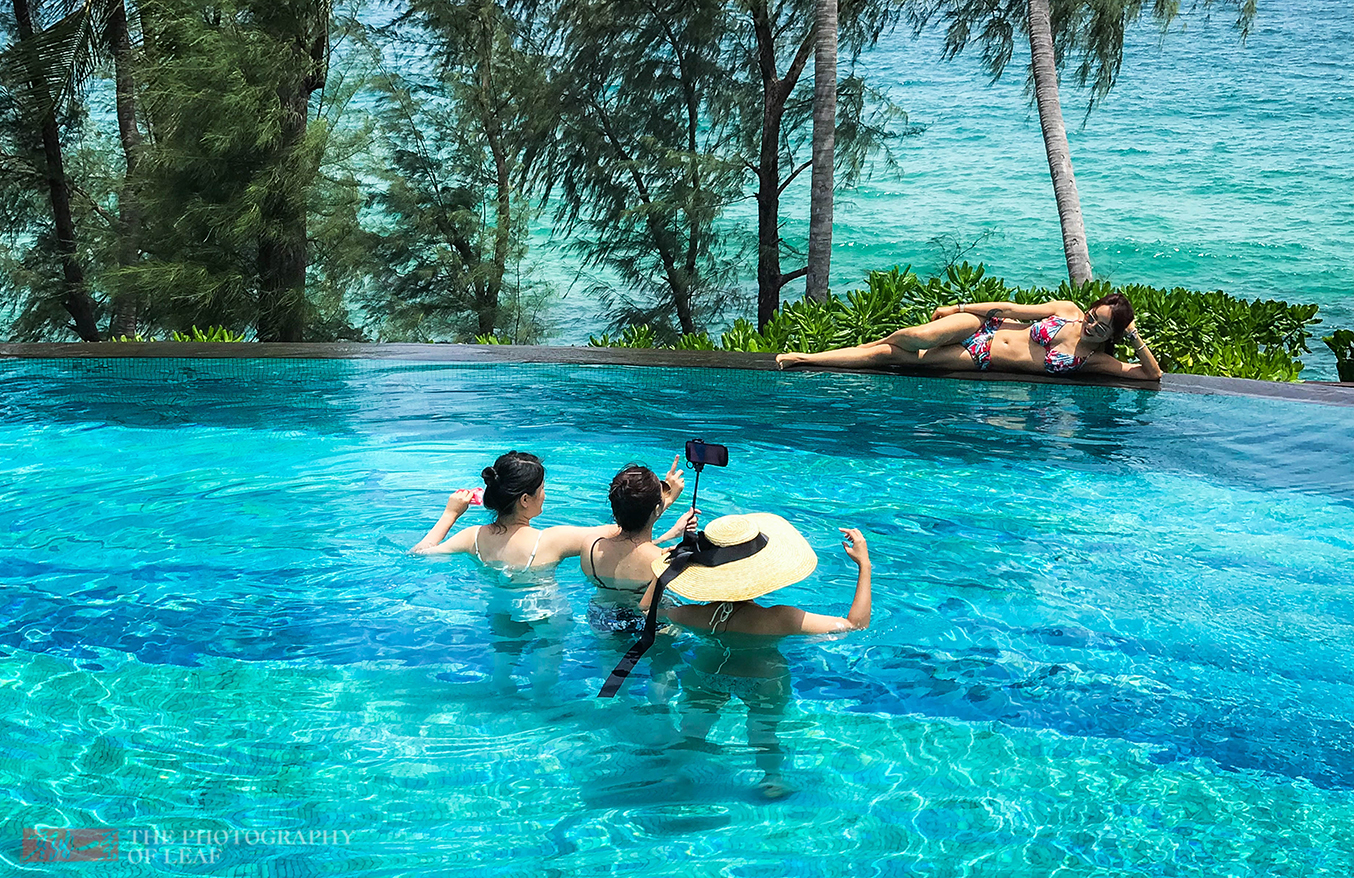 原创             泰国普吉岛，中国游客为拍照太随性，为劝阻酒店服务员都快跪下了