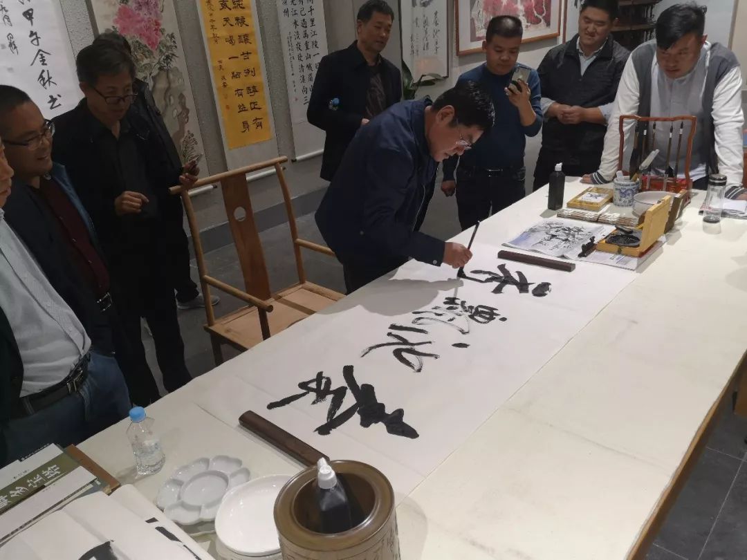 昌城大酒店董事长唐宗斌等一行领导先后游览了秦池蓝莓酒庄,秦池酒