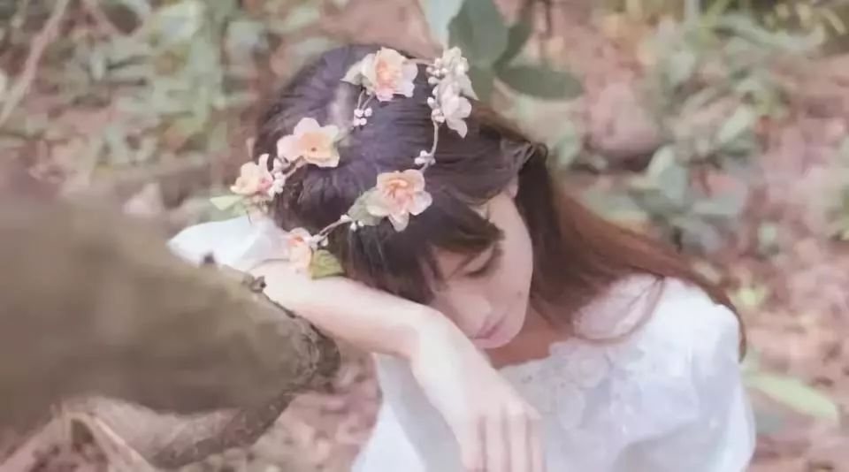 梦境的交织，年轻女孩连续梦见怀孕与生女的深层含义