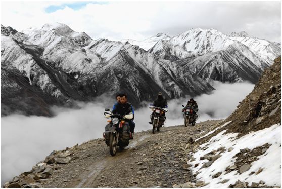 云海中的贡嘎雪山主峰一路风景美不胜收红石,高山杜鹃,草甸…贡嘎