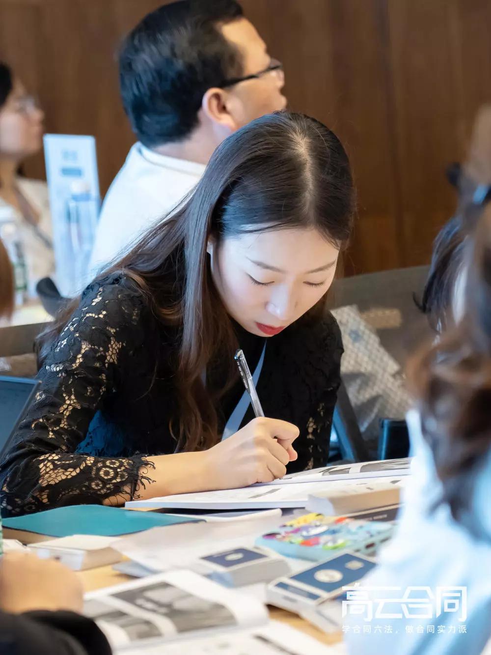 看美剧,打扑克,演小品!别笑,我们是来谈判的!