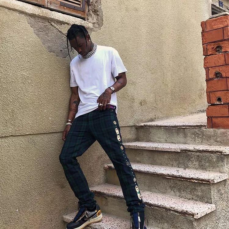 鞋盒为蓝白色设计,侧面的 travis scott 标志性的鬼脸 logo 点明身份