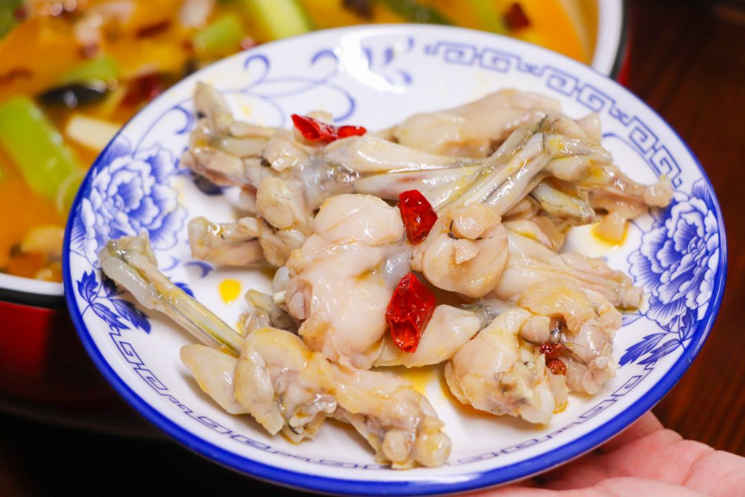 不止田鸡肉份量给得足,连配菜也超丰富,有木耳,魔芋结,酸萝卜,青瓜和