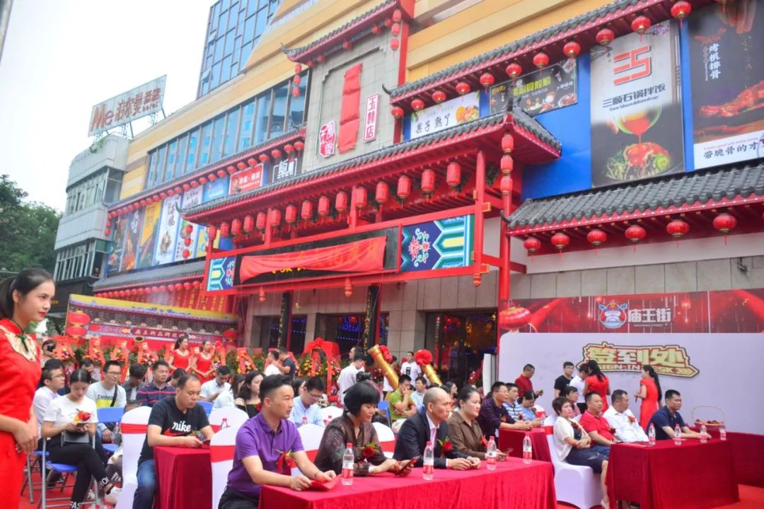 挤爆了玉林全新网红打卡地的美食街今天开业啦