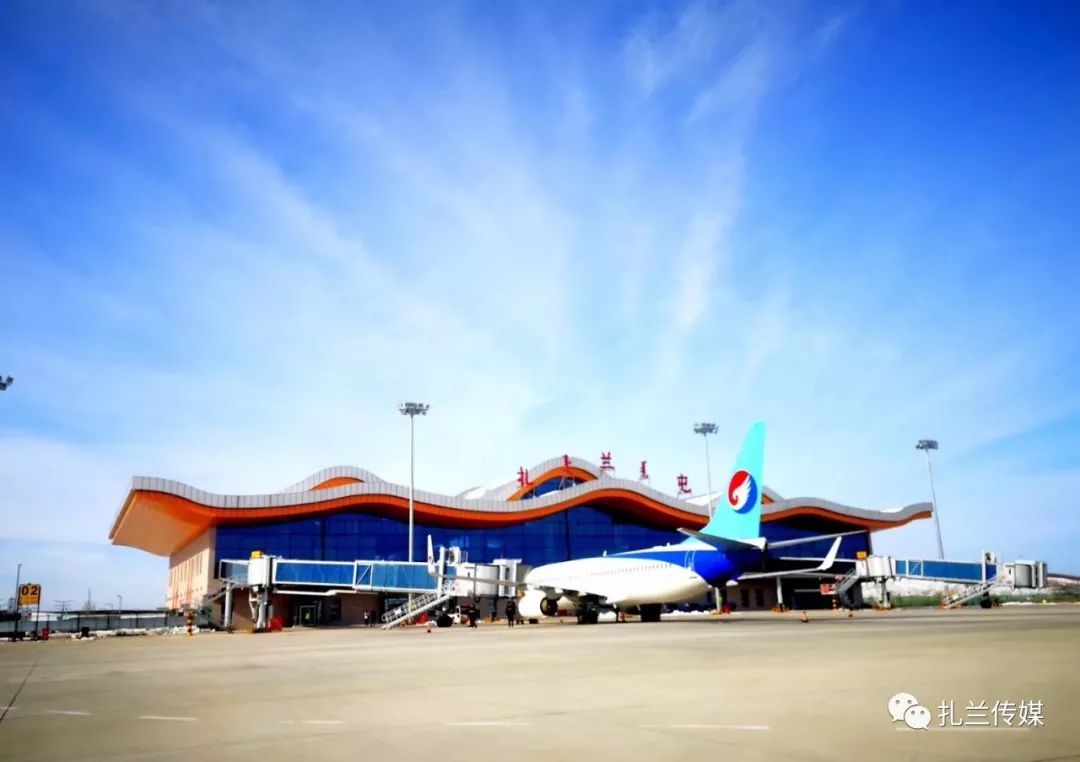 737-800型飞机稳稳地降落在扎兰屯成吉思汗民航运输支线机场停机坪