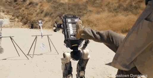 机器人堪比“美国大兵”，波士顿动力晒出杀手机器人，居然还能翻滚射击