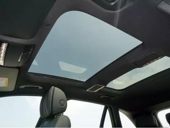 2020款奔驰glc l搭载了分段式电动天窗,但是其配备的遮阳帘非常薄,在