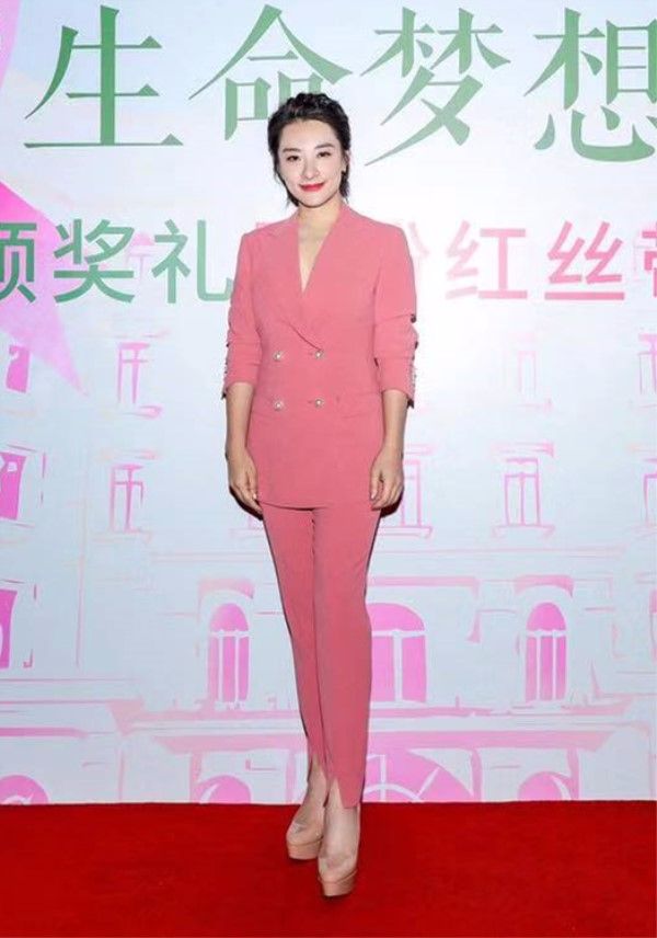 刘璇虽只有1米5的身高，但只要一穿上西装，真是美翻天了！