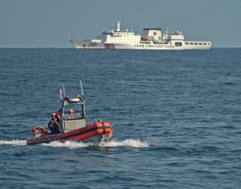 美海岸警卫队闯入黄海我万吨海警船近距离监视