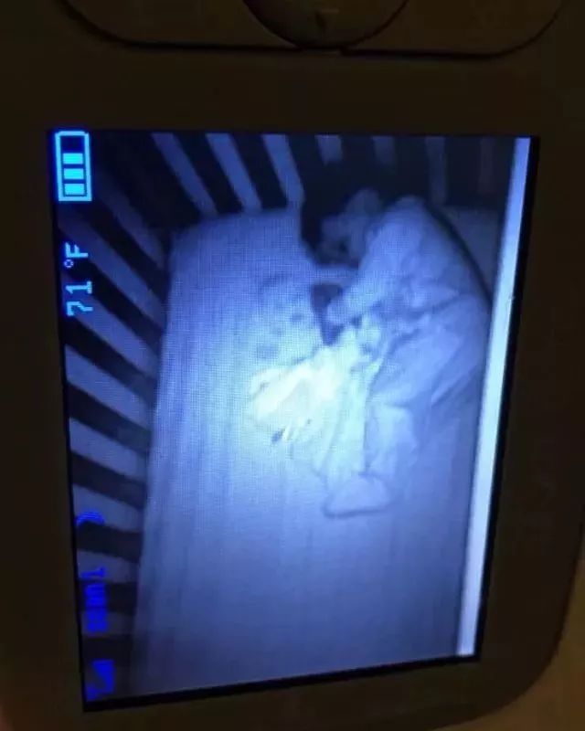 哈尔滨交通广播925■恐怖！透过婴儿监视器，她看见孩子身边躺着个“鬼娃娃”