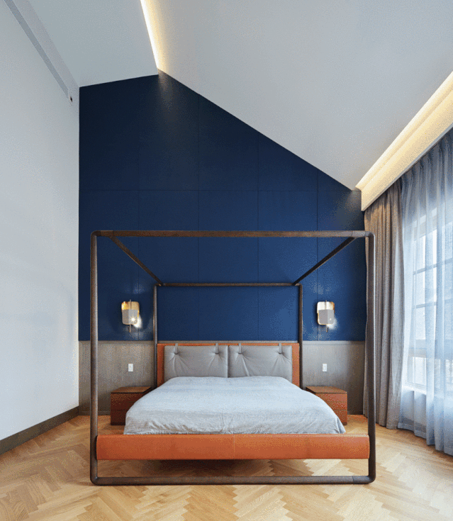 主卧室中,利用纵向高度,在衣帽间上叠加出一个独立的听音室.