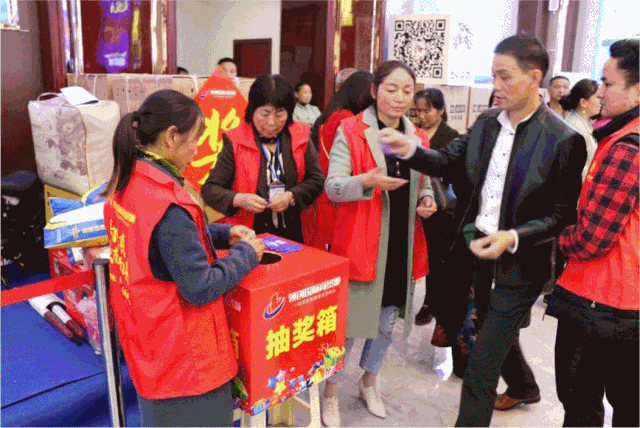 好运在领创 大礼在领创 活动签到 14:00开始 抽奖开始 领创国际家博