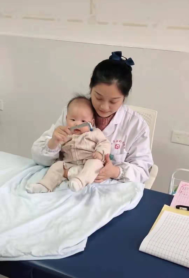 晓露爸爸：原创医生给宝宝做体检，宝宝的“膝跳反射”太萌，网友：怀疑他是演的