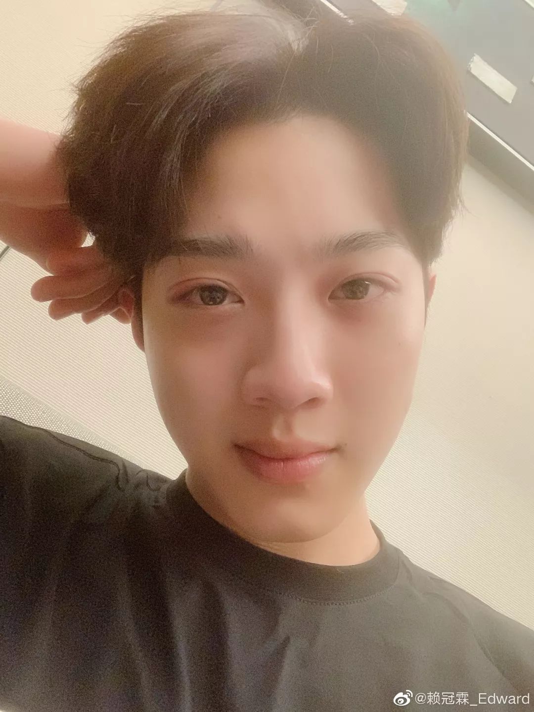图片来源于微博:@赖冠霖 迷离的昏黄色调,让他的颜值也就折损90%吧.
