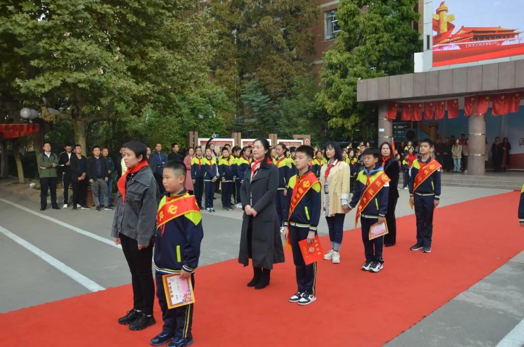 "校园之星"曹凯翔,马天一,魏安东,韩雨成在家长的陪伴下,走过红地毯