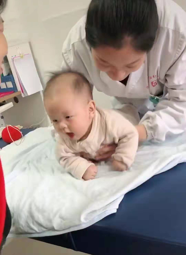 晓露爸爸：原创医生给宝宝做体检，宝宝的“膝跳反射”太萌，网友：怀疑他是演的