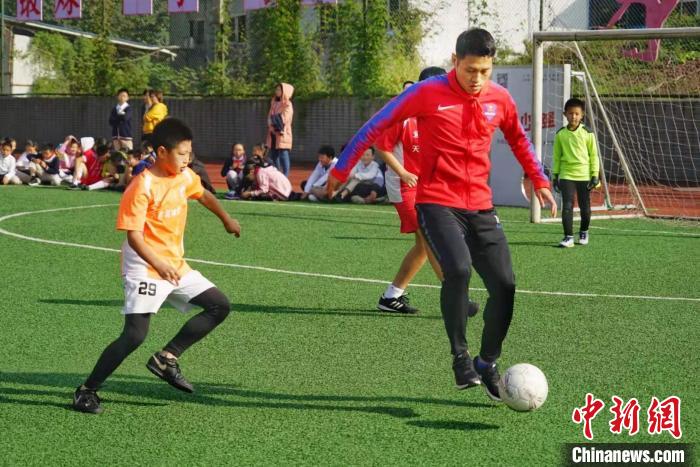 将“足球梦想”种进校园重庆斯威队球员与小学生“较量”球技