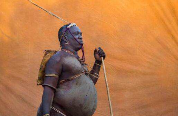 原创非洲一部落以胖为美肚子越大妻子越多每年专门增肥选大肚子王