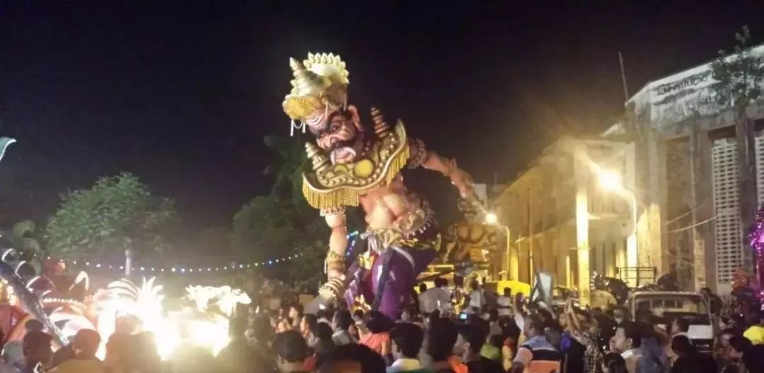 屠妖节的由来与特色:华人用假纸钞来祭祖,印度人用的可是真钱啊!