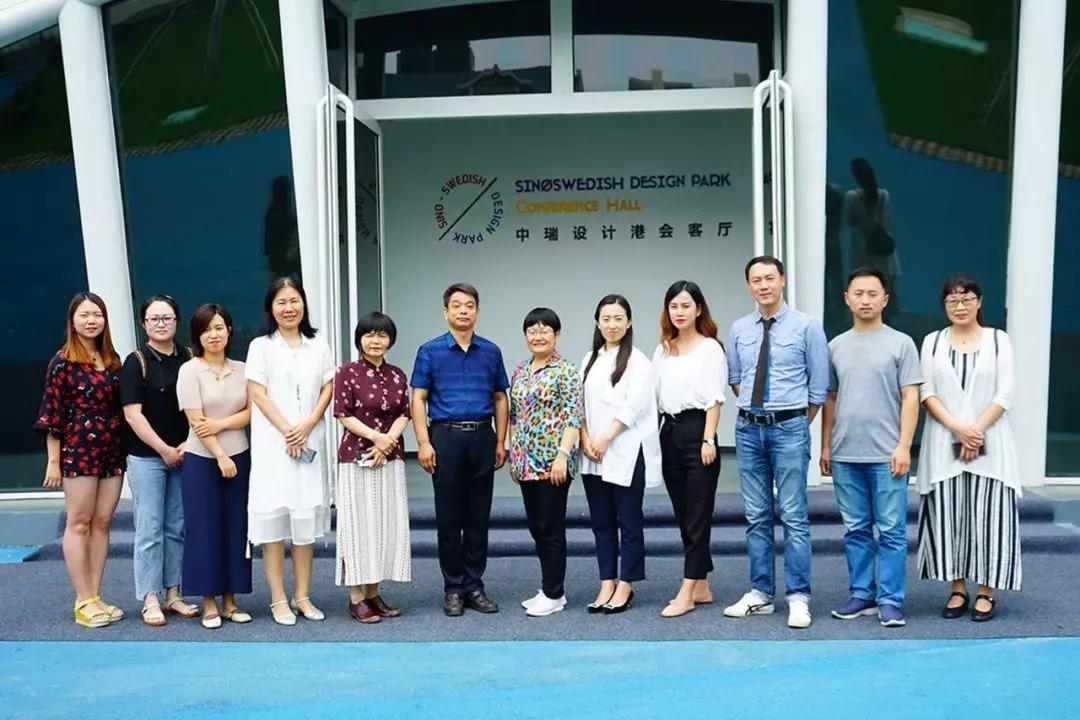 秦皇岛中瑞设计港总经理孟玉龙,运营总监高金霞热情接待调研团,并详细