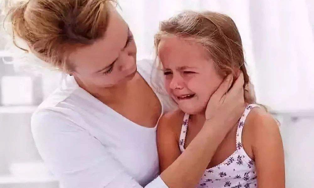 [群美育儿]原创每天都有孩子死于意外，家长们一定要警惕，有些知识可以救命