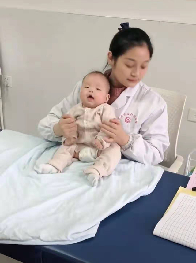 晓露爸爸：原创医生给宝宝做体检，宝宝的“膝跳反射”太萌，网友：怀疑他是演的
