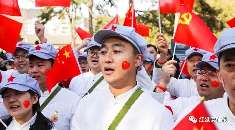 一个红色摄影师镜头中的红色旅游热!_革命